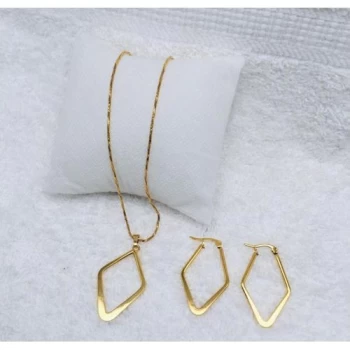 Ensemble chaîne femme élégante plaqué