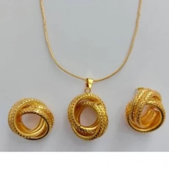 Partagez ce produit    Ensemble chaine et boucles d'oreilles femme en plaqué